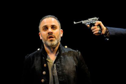 El actor Javier Gutiérrez, durante un ensayo de la obra <i>Woyzeck</i> en el teatro María Guerrero.