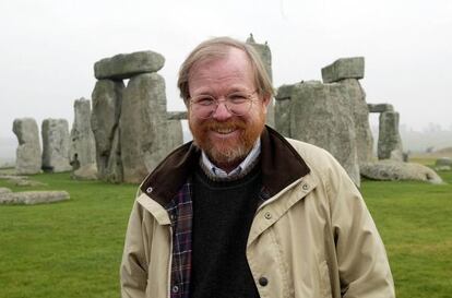 El escritor Bill Bryson, en Stonehenge en 2003.  