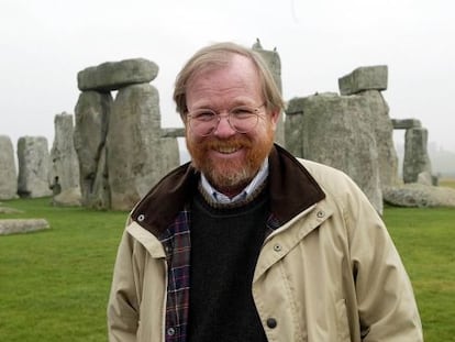 El escritor Bill Bryson, en Stonehenge en 2003.  