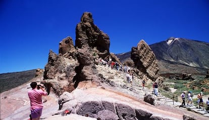 Turistas en el Teide, en la isla de Tenerife (Canarias).