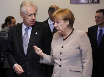 El primer ministro italiano Mario Monti (i) conversa con la canciller alemana Angela Merkel (d) durante la cumbre europea celebrada en Bruselas, Bélgica. EFE/Archivo