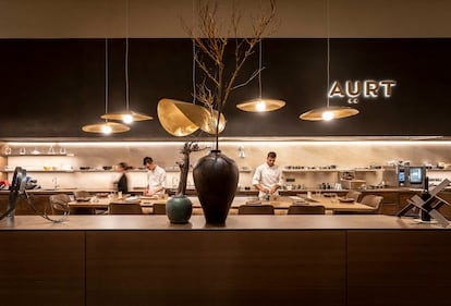 El menjador amb cuina integrada del restaurant Aürt, a l'hotel Hilton Diagonal.