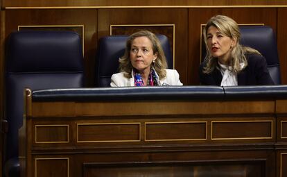 Nadia Calviño y Yolanda Díaz, en el Congreso de los Diputados el pasado 28 de abril.