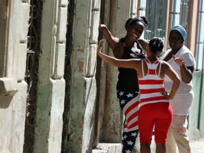 Mujeres conversando en una calle de La Habana.