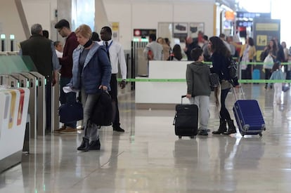 Movimiento de viajeros en el aeropuerto Adolfo Su&aacute;rez Madrid-Barajas. EFE/Archivo