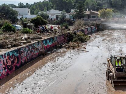 Un grupo de voluntarios limpia una zona de la localidad de Sant Llorenç,en Mallorca, tras las inundaciones del 9 de octubre.