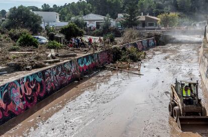 Un grupo de voluntarios limpia una zona de la localidad de Sant Llorenç,en Mallorca, tras las inundaciones del 9 de octubre.