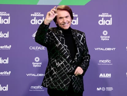 Raphael en la alfombra previa a la gala de los Premios Dial.