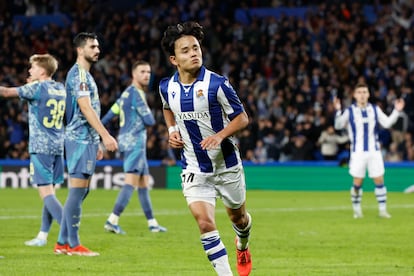 El centrocampista de la Real Sociedad Takefusa Kubo celebra tras anotar el segundo gol de su conjunto durante el partido de la Liga Europa ante el Ajax este jueves.