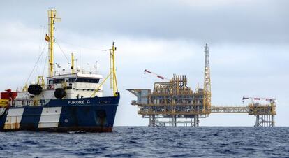 Plataforma desde la que se inyecta gas al subsuelo frente a la costa de Tarragona.