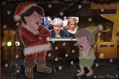 Debate en los Comunes en un bar decorado con figuras del líder del DUP Arlene Foster and Theresa May en Lisburn, Irlanda del Norte.