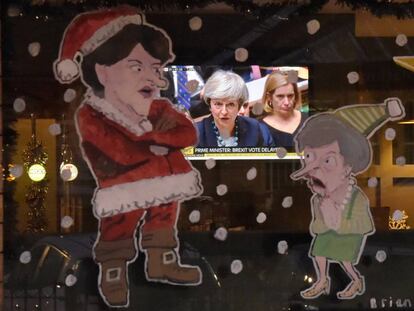 Debate en los Comunes en un bar decorado con figuras del líder del DUP Arlene Foster and Theresa May en Lisburn, Irlanda del Norte.