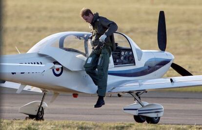 Guillermo de Inglaterra, baj&aacute;ndose de un avi&oacute;n.