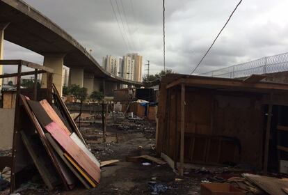 A Favela da Penha fica sob um viaduto e na beira do rio Aricanduva, na zona leste de S&atilde;o Paulo.