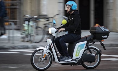 Un motorista en una motocicleta compartida