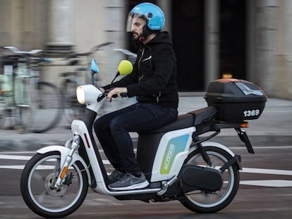 Un motorista en una motocicleta compartida