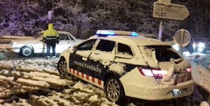 Coche de los Mossos d'Esquadra en la carretera C-25, cortada este martes.