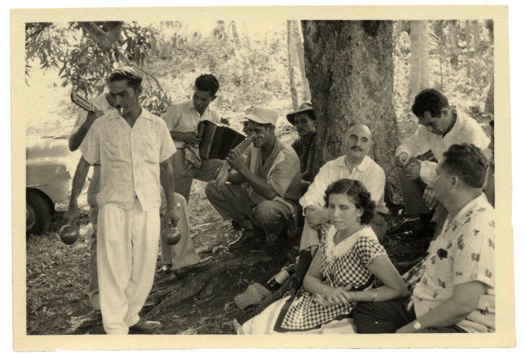 Francisco Ayala (con camisa clara, sentado con el árbol a su espalda), con músicos de Puerto Rico, en una imagen sin datar.