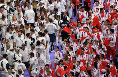 The French and Chinese delegations during the closing ceremony.