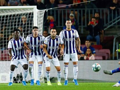 Messi marca de falta al Valladolid el pasado 29 de octubre en el Camp Nou.