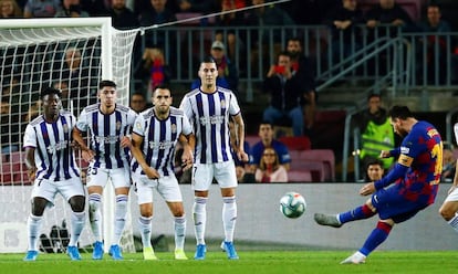 Messi marca de falta al Valladolid el pasado 29 de octubre en el Camp Nou.