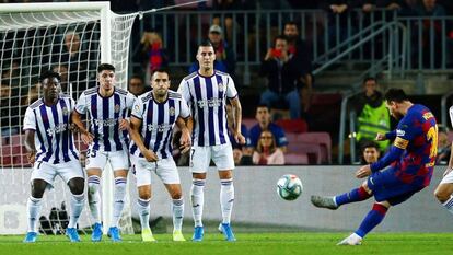 Messi marca de falta al Valladolid el 29 d'octubre al Camp Nou.