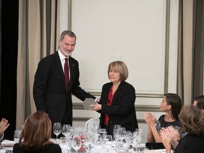 Los Reyes presiden la entrega del premio de periodismo Francisco Cerecedo a Pilar Bonet, corresponsal de EL PAÍS durante más de 30 años en Moscú, en el hotel Palace.