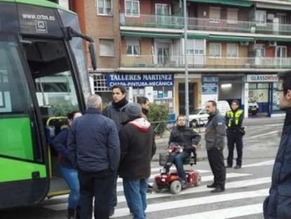 Imagen del momento en que El Langui impide el paso del autobús.