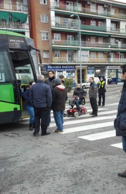 Imagen del momento en que El Langui impide el paso del autobús.