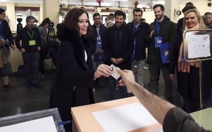 La presidenta de la Comunidad de Madrid, Isabel Díaz Ayuso, vota en el Instituto Lope de Vega para las elecciones generales que se celebran este domingo.