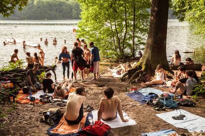 Ba&ntilde;istas en el lago Schlachtensee lago, en Berl&iacute;n.