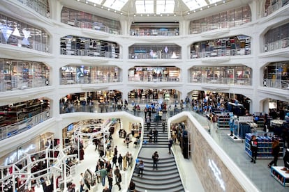 Primark desembarca en el centro de Madrid con su tienda insignia en la Gran Vía. Es su establecimiento más grande de España y el segundo de la compañía irlandesa en todo el mundo.