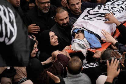 Palestinos atienden al funeral de cinco militantes muertos durante los enfrentamientos con el ejército israelí, en Tulkarem, Cisjordania, este miércoles.