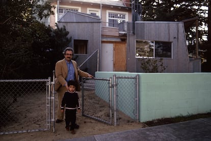 Canadian-American architect Frank Gehry and his son, Alejandro, in the yard in front of his self-designed home, Santa Monica, California, January 1980