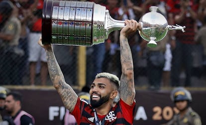 Autor de dois gols na final, Gabigol ergue a taça de campeão da América.