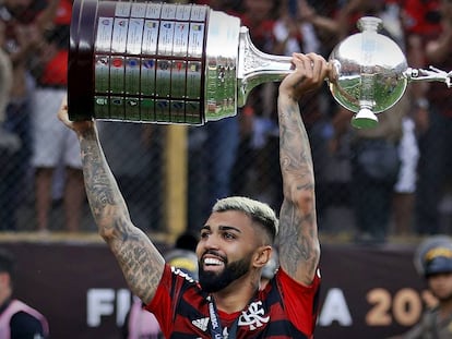 Autor de dois gols na final, Gabigol ergue a taça de campeão da América.