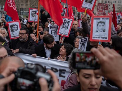 El presidente Gabriel Boric marcha junto a los familiares de los desparecidos en la dictadura por la conmemoración de los 50 años del golpe de estado.