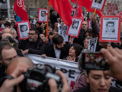 El presidente Gabriel Boric marcha junto a los familiares de los desparecidos en la dictadura por la conmemoración de los 50 años del golpe de estado.