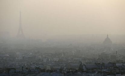 Nube de contaminación sobre la ciudad de París, en marzo de 2014.