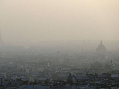 Nube de contaminación sobre la ciudad de París, en marzo de 2014.