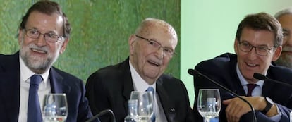 Mariano Rajoy, junto al primer presidente electo de la Xunta, Xerardo Fernández Albor, que ha cumplido cien años, en presencia del presidente de la Xunta, Alberto Núñez Feijóo, en Santiago de Compostela.