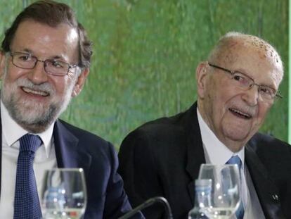 Mariano Rajoy, junto al primer presidente electo de la Xunta, Xerardo Fernández Albor, que ha cumplido cien años, en presencia del presidente de la Xunta, Alberto Núñez Feijóo, en Santiago de Compostela.