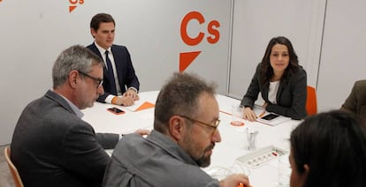 Albert Rivera e In&eacute;s Arrimdas, de frente, en la ejecutiva de Ciudadanos de este lunes.