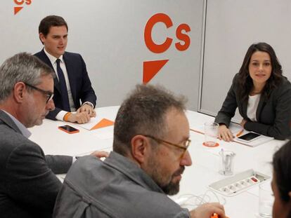 Albert Rivera e Inés Arrimdas, de frente, en la ejecutiva de Ciudadanos de este lunes.