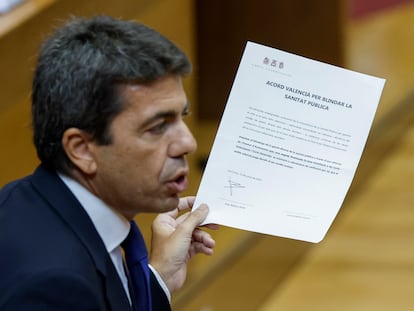 El presidente de la Generalitat, Carlos Mazón, exhibe un documento del "Acuerdo valenciano para blindar la Sanidad Pública" durante su primera sesión de control en las Cortes Valencianas este jueves.
