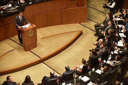 "El respeto al derecho ajeno es la paz" ha dicho el primer ministro canadiense en su discurso frente a los legisladores mexicanos este viernes en la segunda jornada de su visita a México. Trudeau ha citado la frase del expresidente mexicano Benito Juárez, después de invitar a los políticos a que defiendan los derechos de las mujeres. "Me reuní con líderes de la sociedad civil mexicana y escuché historias sobre el tratamiento de mujeres y niñas que no son aceptables", ha señalado Trudeau en medio de una avalancha de aplausos por parte de los senadores.