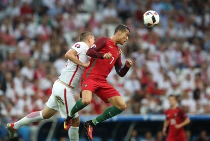 Cristiano remata de cabeza ante Jedrzejczyk durante el partido de cuartos ante Polonia en Marsella.
