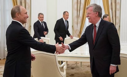Vladímir Putin y John Bolton este miércoles en Moscú.