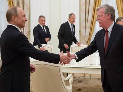 Vladímir Putin y John Bolton este miércoles en Moscú.