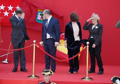 Desde la izquierda, Pío García-Escudero, el presidente del Senado; Pedro Rollán, presidente en funciones de la Comunidad; Paloma Adrados, presidenta de la Asamblea de Madrid, y Manuela Carmena, alcaldesa de Madrid, al final del desfile.